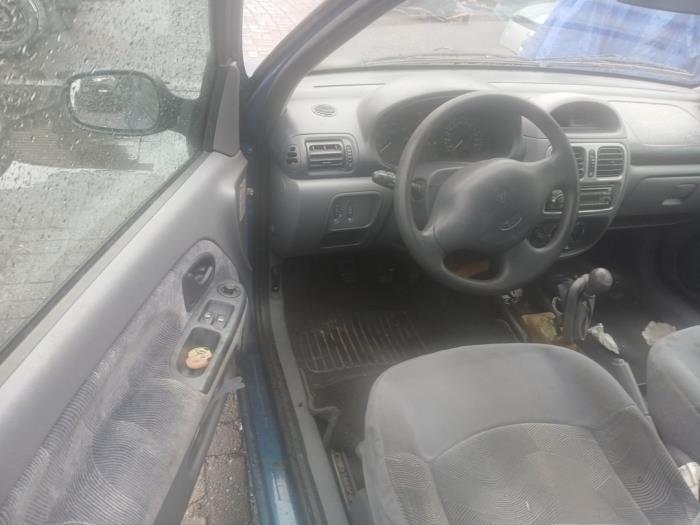 Renault Clio II 1.6 RN, RT Skrotfordon (1999, BLAUW)