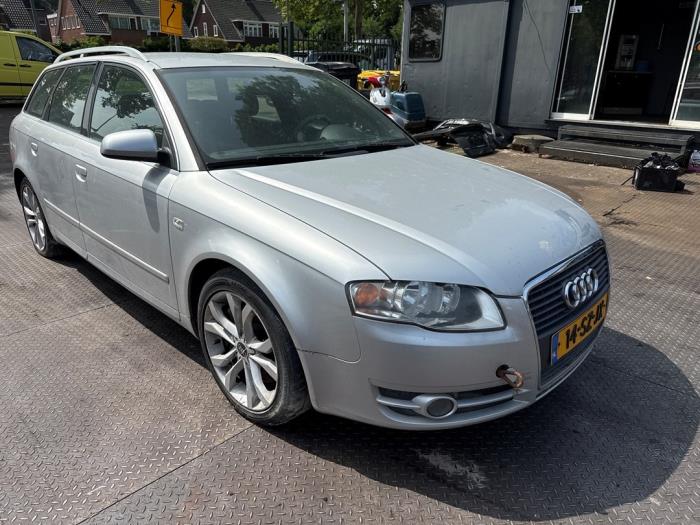 Audi A4 Avant 2.0 TFSI 20V Skrotfordon (2006, GRIJS)