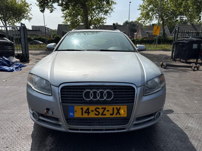 Audi A4 Avant 2.0 TFSI 20V Skrotfordon (2006, GRIJS)