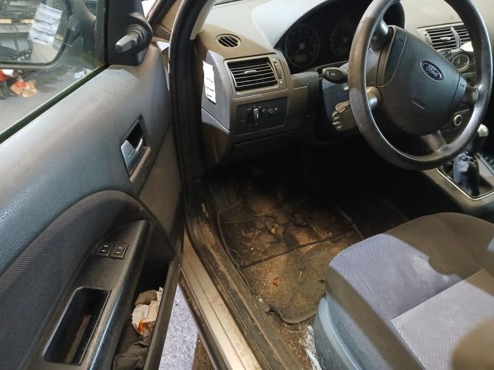 Ford Mondeo III Wagon 1.8 16V Sloopvoertuig (2005, Beige)
