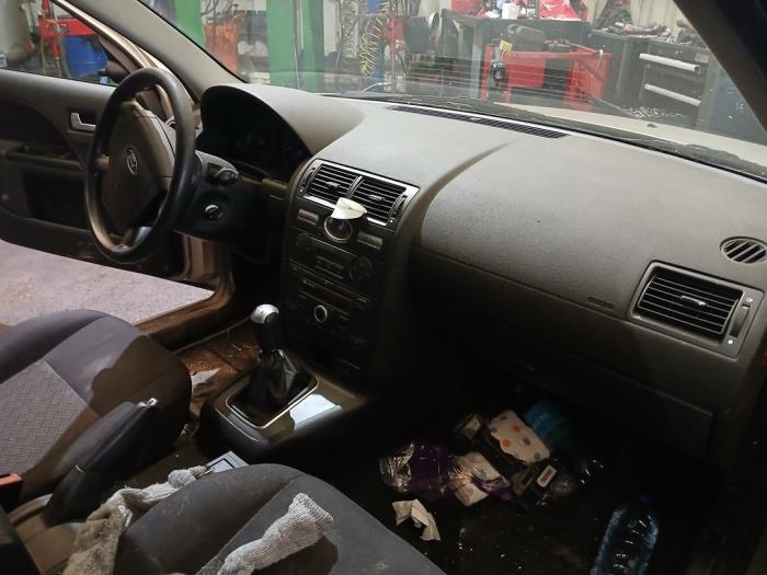 Ford Mondeo III Wagon 1.8 16V Sloopvoertuig (2005, Beige)