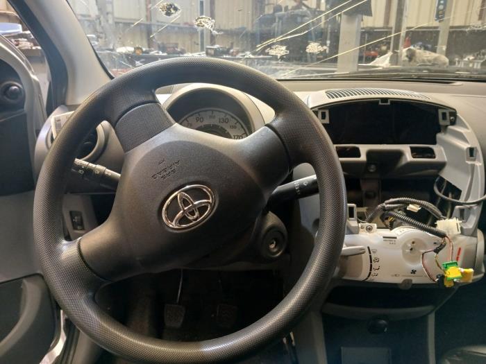 Toyota Aygo 1.0 12V VVT-i Skrotfordon (2008, GRIJS)