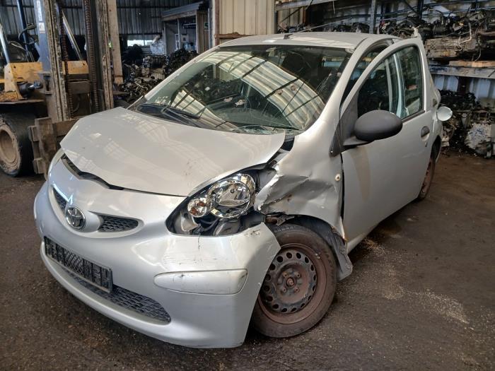 Toyota Aygo 1.0 12V VVT-i Skrotfordon (2008, GRIJS)