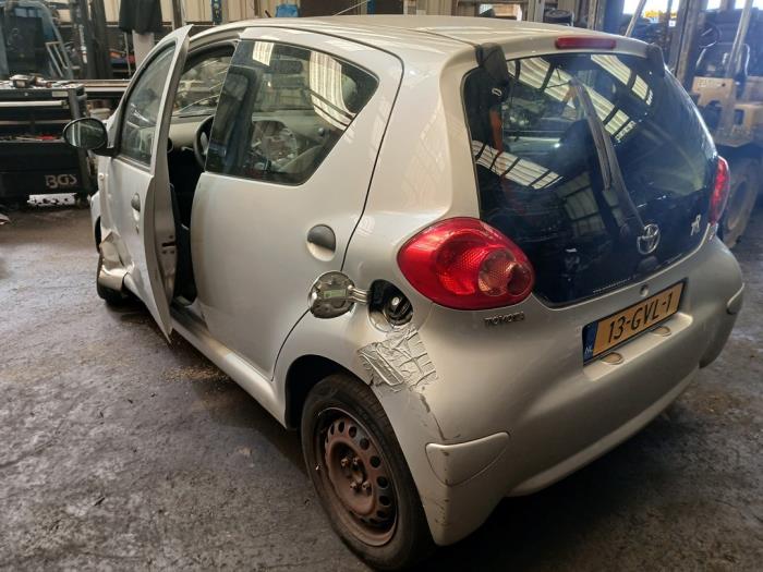 Toyota Aygo 1.0 12V VVT-i Skrotfordon (2008, GRIJS)