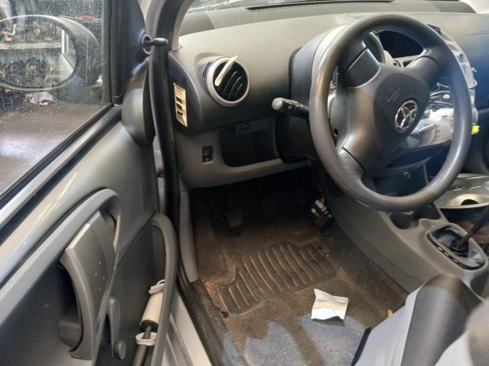 Toyota Aygo 1.0 12V VVT-i Skrotfordon (2008, GRIJS)