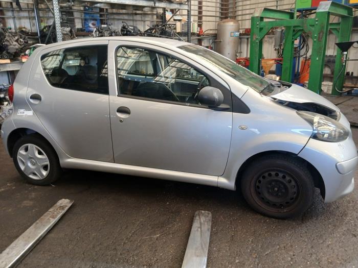 Toyota Aygo 1.0 12V VVT-i Skrotfordon (2008, GRIJS)