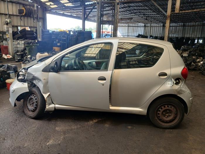 Toyota Aygo 1.0 12V VVT-i Skrotfordon (2008, GRIJS)