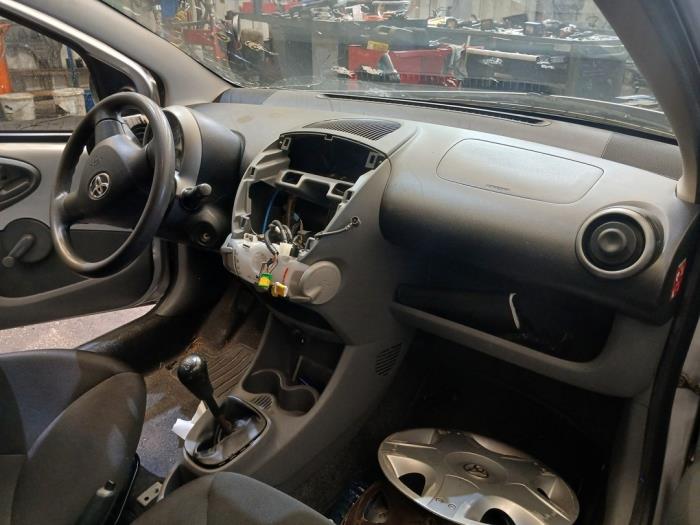 Toyota Aygo 1.0 12V VVT-i Skrotfordon (2008, GRIJS)