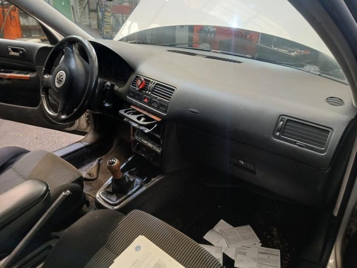 Volkswagen Bora 1.6 Sloopvoertuig (2000, Grijs)