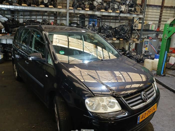 Volkswagen Touran 1.6 FSI 16V Samochód złomowany (2004, Czarny)