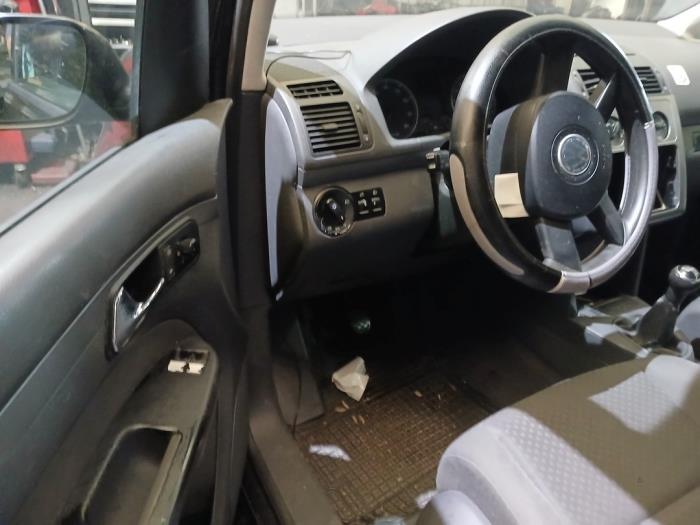 Volkswagen Touran 1.6 FSI 16V Samochód złomowany (2004, Czarny)