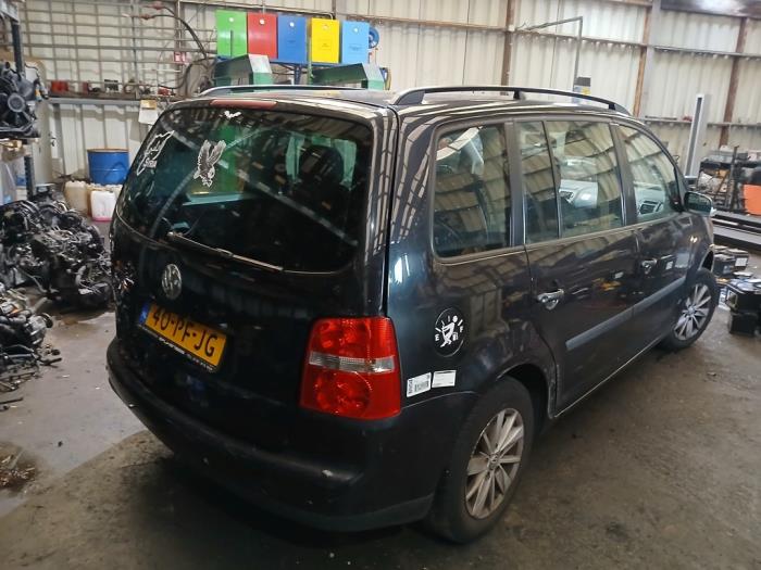 Volkswagen Touran 1.6 FSI 16V Samochód złomowany (2004, Czarny)