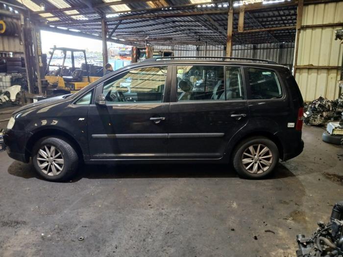 Volkswagen Touran 1.6 FSI 16V Samochód złomowany (2004, Czarny)