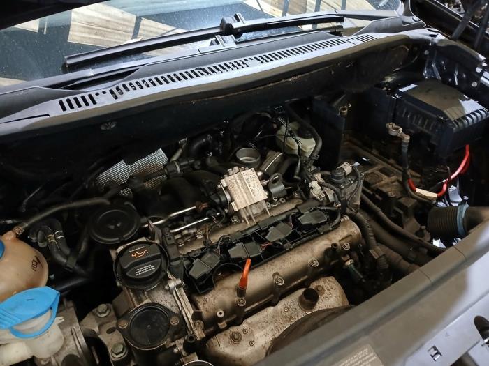 Volkswagen Touran 1.6 FSI 16V Samochód złomowany (2004, Czarny)