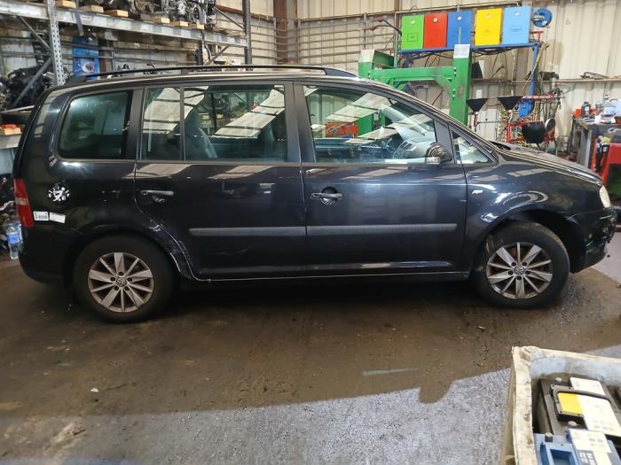 Volkswagen Touran 1.6 FSI 16V Samochód złomowany (2004, Czarny)