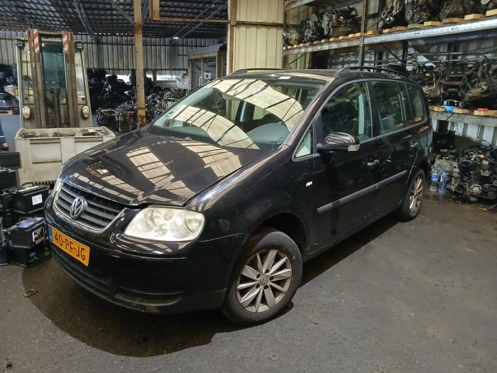Volkswagen Touran 1.6 FSI 16V Samochód złomowany (2004, Czarny)