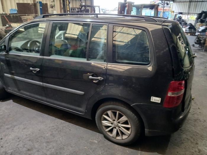 Volkswagen Touran 1.6 FSI 16V Samochód złomowany (2004, Czarny)
