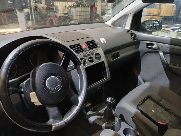 Volkswagen Touran 1.6 FSI 16V Samochód złomowany (2004, Czarny)