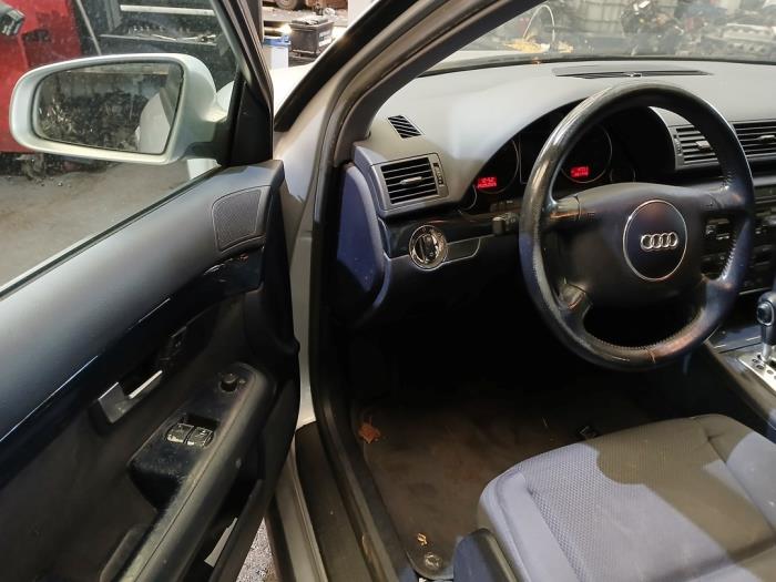 Audi A4 2.0 20V Samochód złomowany (2001, Szary)