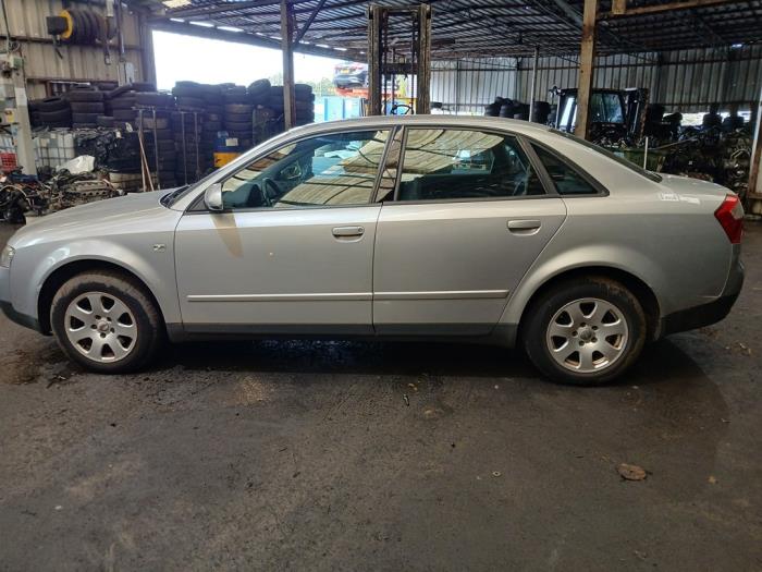 Audi A4 2.0 20V Samochód złomowany (2001, Szary)