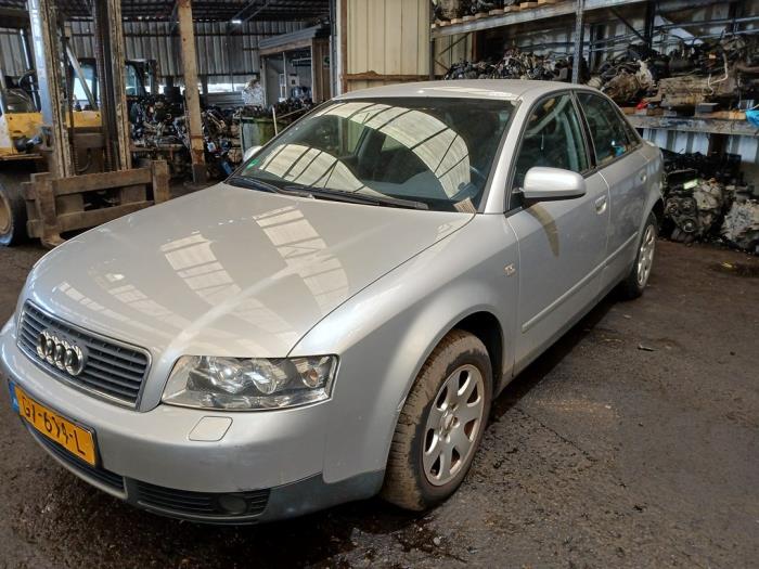 Audi A4 2.0 20V Samochód złomowany (2001, Szary)