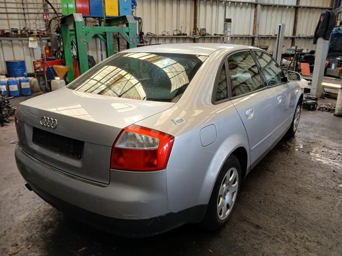 Audi A4 2.0 20V Samochód złomowany (2001, Szary)