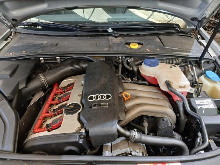 Audi A4 2.0 20V Samochód złomowany (2001, Szary)