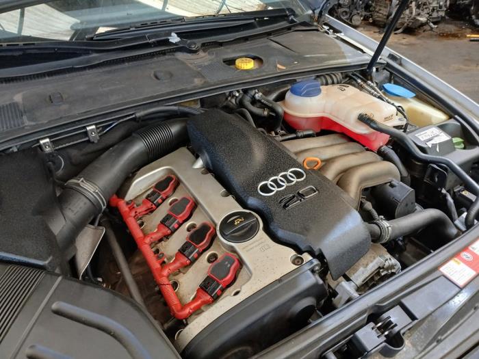 Audi A4 2.0 20V Samochód złomowany (2001, Szary)