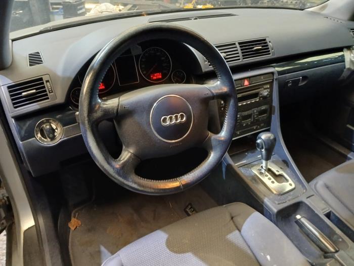 Audi A4 2.0 20V Samochód złomowany (2001, Szary)