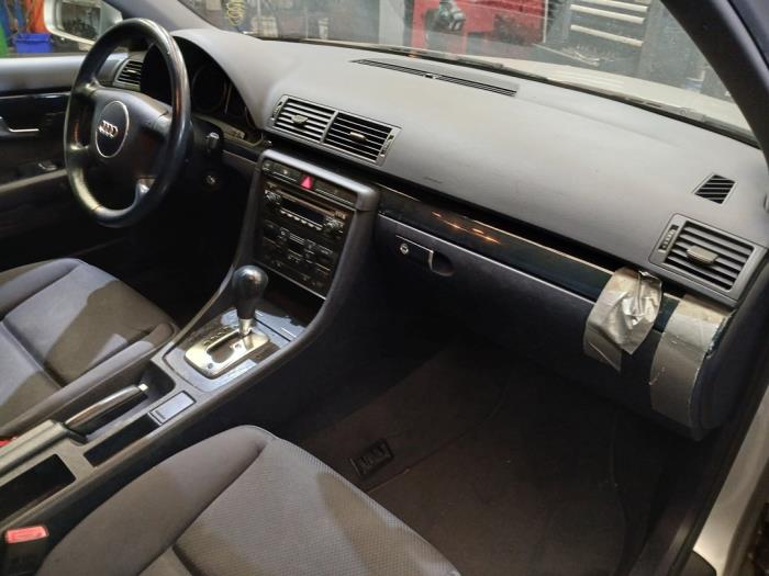 Audi A4 2.0 20V Samochód złomowany (2001, Szary)