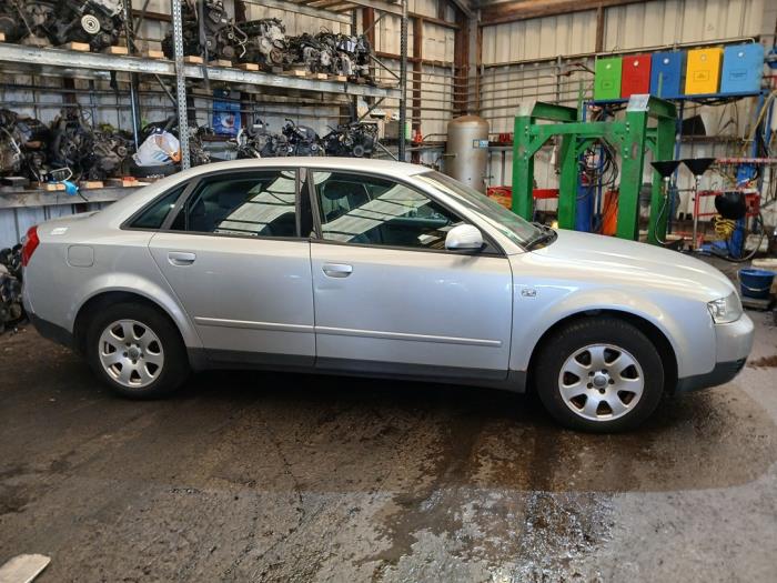 Audi A4 2.0 20V Samochód złomowany (2001, Szary)