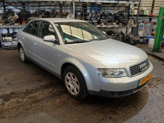 Audi A4 2.0 20V Samochód złomowany (2001, Szary)