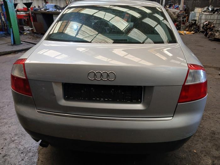Audi A4 2.0 20V Samochód złomowany (2001, Szary)
