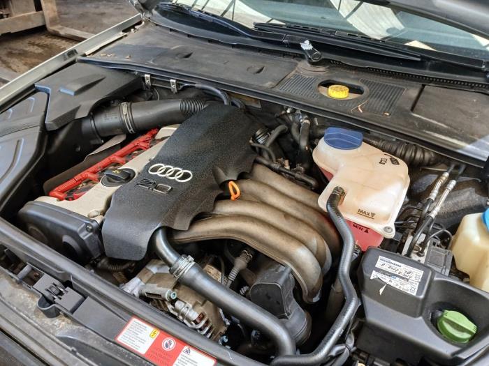 Audi A4 2.0 20V Samochód złomowany (2001, Szary)