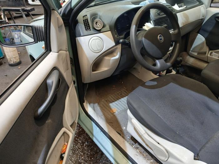 Fiat Punto II 1.2 60 S Skrotfordon (2003, GROEN)