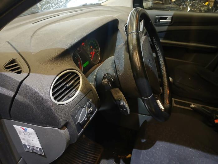 Ford Focus 2 1.6 16V Skrotfordon (2005, GRIJS)