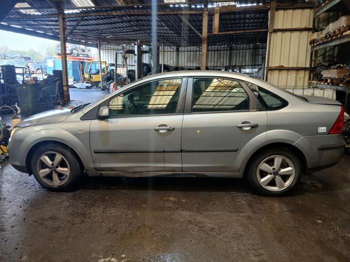 Ford Focus 2 1.6 16V Skrotfordon (2005, GRIJS)