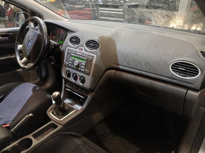 Ford Focus 2 1.6 16V Skrotfordon (2005, GRIJS)