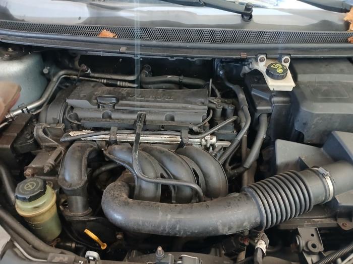 Ford Focus 2 1.6 16V Skrotfordon (2005, GRIJS)