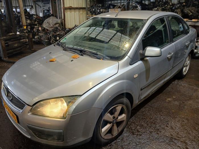 Ford Focus 2 1.6 16V Skrotfordon (2005, GRIJS)