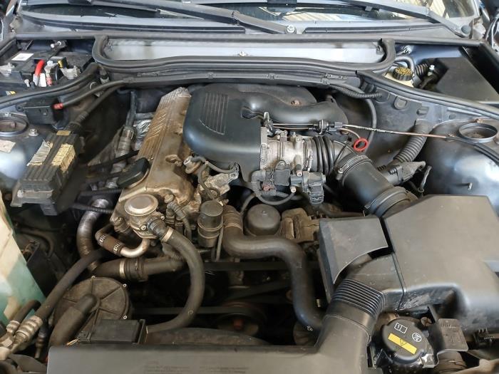 BMW 3 serie 316i Skrotfordon (1999, BLAUW)