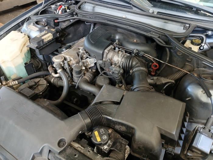 BMW 3 serie 316i Skrotfordon (1999, BLAUW)