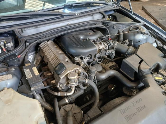 BMW 3 serie 316i Skrotfordon (1999, BLAUW)