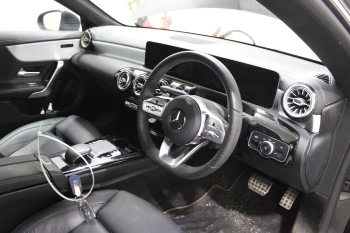 Mercedes CLA 1.3 CLA-180 Turbo 16V Skrotfordon (2019, ZWART)