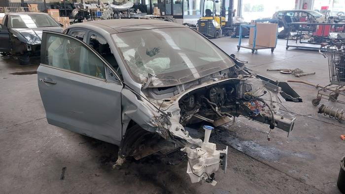 Hyundai i30 Fastback 1.4 T-GDI 16V Samochód złomowany (2018, Bialy)