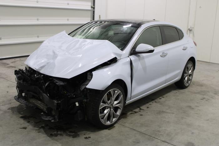 Hyundai i30 Fastback 1.4 T-GDI 16V Samochód złomowany (2018, Bialy)