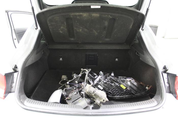 Hyundai i30 Fastback 1.4 T-GDI 16V Samochód złomowany (2018, Bialy)