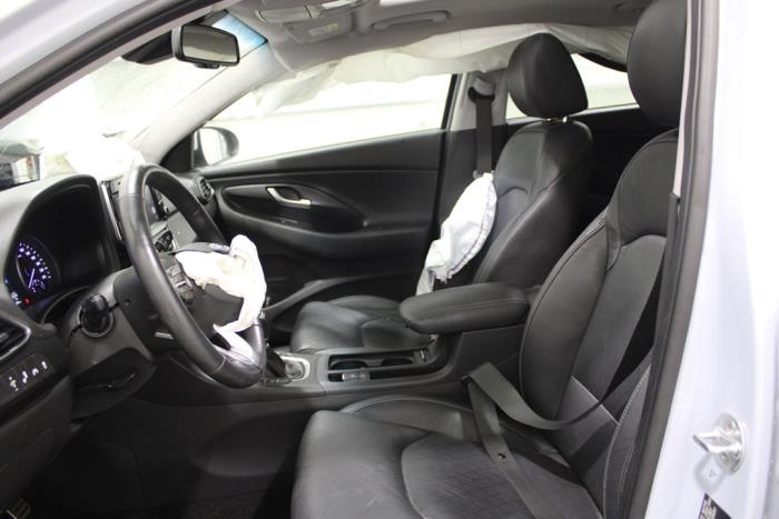 Hyundai i30 Fastback 1.4 T-GDI 16V Samochód złomowany (2018, Bialy)