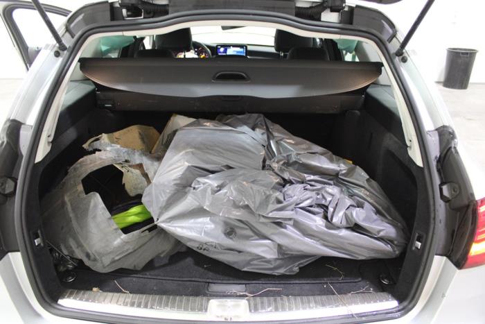 Mercedes C Estate C-180d 1.6 Turbo 16V Skrotfordon (2020, GRIJS)