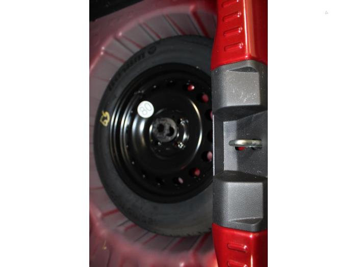 Dacia Sandero III 1.0 TCe 90 12V Skrotfordon (2022, ROOD)